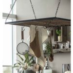 Hängande hylla med S-krokar