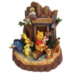 Disney Figur Nalle Puh vid huset med kompisar