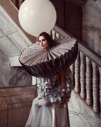 Love Warriors - Poster Woman on a ladder and balloon - Grå - 30X40