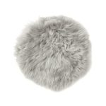 Gently silverbeige - rund stolsdyna i långhårigt fårskinn