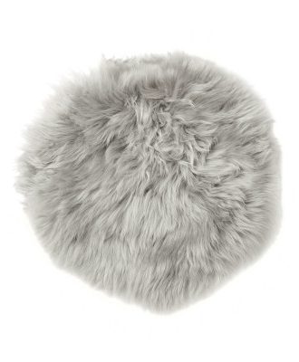 Gently silverbeige - rund stolsdyna i långhårigt fårskinn