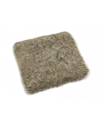 Curly pad sahara - fyrkantig stolsdyna med stoppning i lockigt fårskinn
