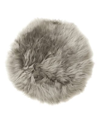 Gently taupe - rund stolsdyna i långhårigt fårskinn