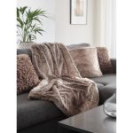 Cozy - pläd i konstmaterial