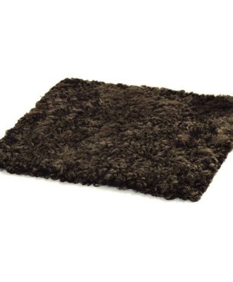 Curly brunmelerad - fyrkantig stolsdyna i lockigt fårskinn