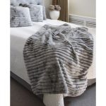 Stripy stone - pläd i konstmaterial