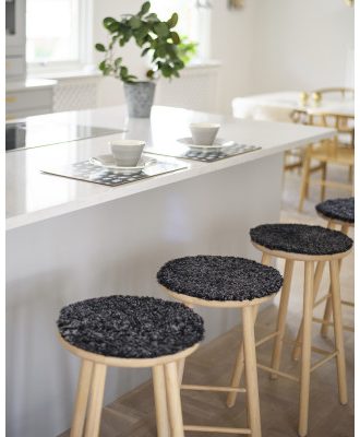 Curly mörkgrå - rund stolsdyna i lockigt fårskinn