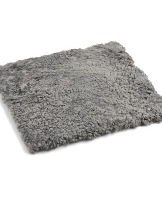 Curly naturgrå - fyrkantig stolsdyna i lockigt fårskinn