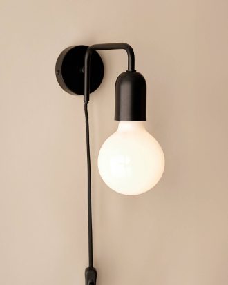 &Home - Vägglampa John - Svart