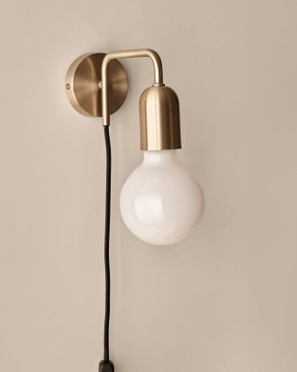 &Home - Vägglampa John - Mässing