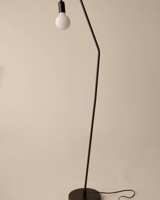 &Home - Golvlampa John - Svart