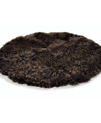 Curly brunmelerad - rund stolsdyna i lockigt fårskinn