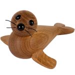 Spring Copenhagen Mamma Säl Träfigur 19 Cm - Träfigurer Ek